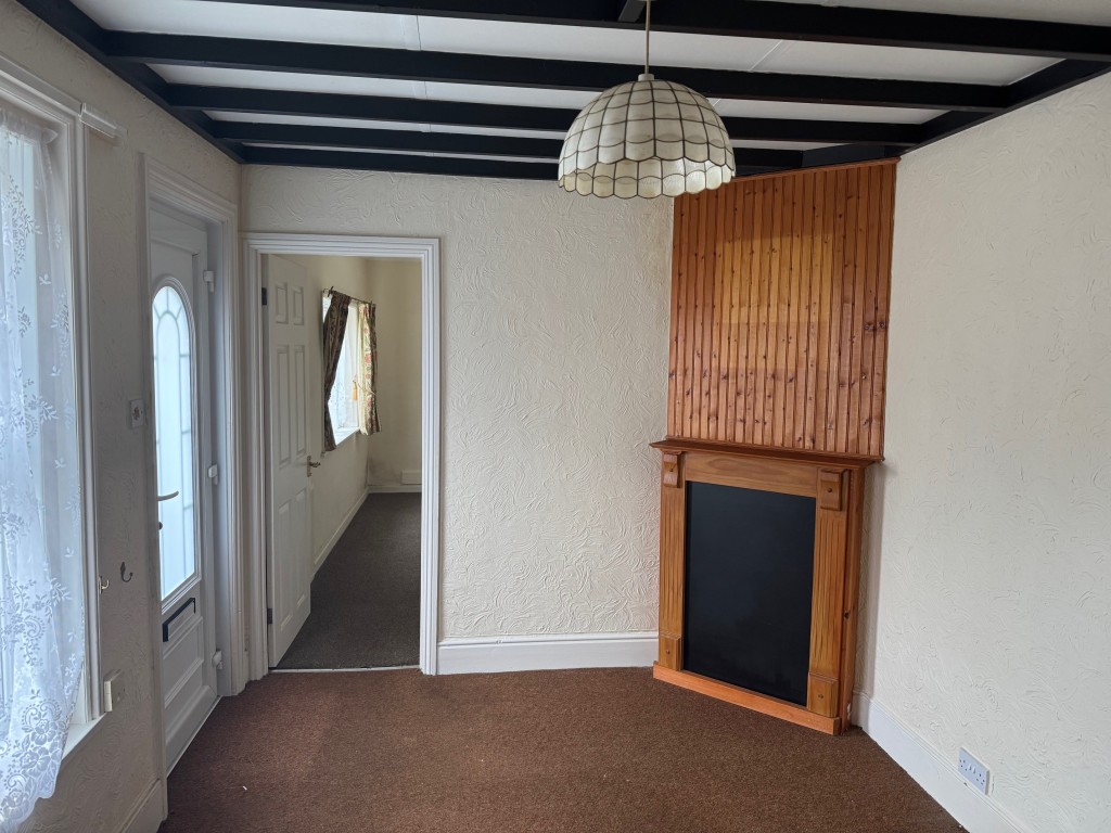 Lot: 91 - TOWN-CENTRE FLAT WITH PRIVATE ACCESS FOR INVESTMENT OR OCCUPATION - Living room